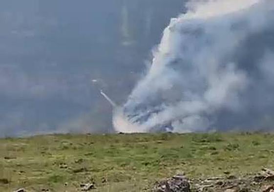 Intervención del helicóptero del Gobierno en el incendio de Soba.