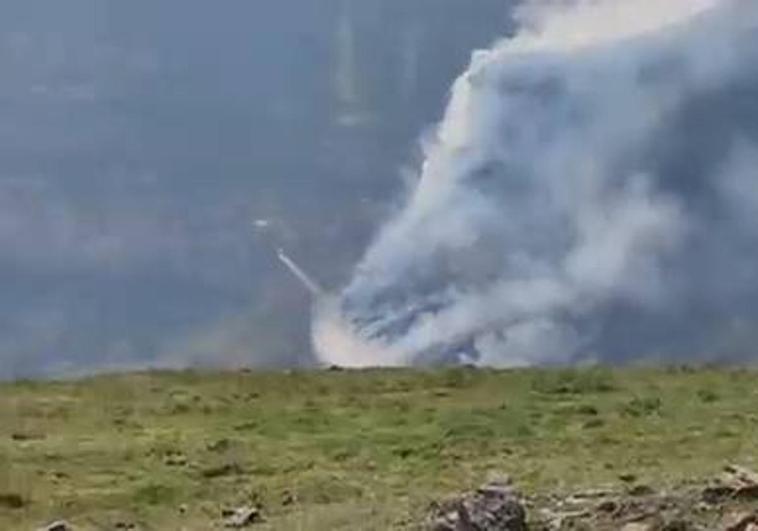 Intervención del helicóptero del Gobierno en el incendio de Soba.