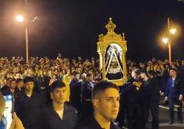 Procesión del Sábado Santo en la que la patrona barquereña estuvo acompañada por miles de fieles.