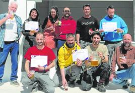 Arriba a la izquierda, Andrew Dougall, y abajo a la derecha, Kike Cacicedo, responsables de la empresa, junto al equipo.