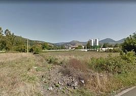 El terreno está entre la nueva y la vieja N-611, junto a Madernia.