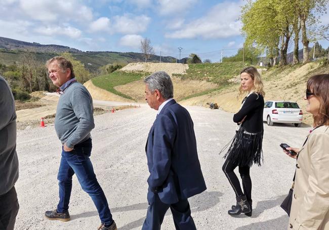 El alcalde, el presidente y la consejera visitan las obras de la carretera