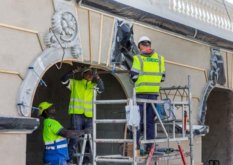 Imagen secundaria 1 - Arriba: Últimos trabajos en la terraza. Abajo: Los operarios trabajan en la colocación de las molduras. Roberto Ruiz