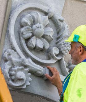 Imagen secundaria 2 - Arriba: Últimos trabajos en la terraza. Abajo: Los operarios trabajan en la colocación de las molduras. Roberto Ruiz