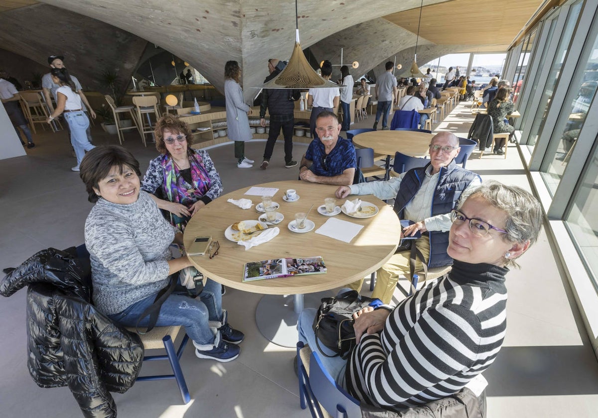 Delía, MaríaLuisa, José, José Luis y Ana, ayer, disfrutan del desayuno en la nueva cafetería del Museo Marítimo del Cantábrico.