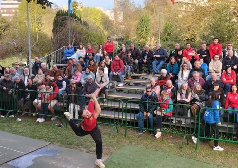 Imagen secundaria 1 - Los jugadores de primera, segunda y categoría femenina depararon un espectáculo extraordinario con muchas tiradas logrando la máxima puntuación. 