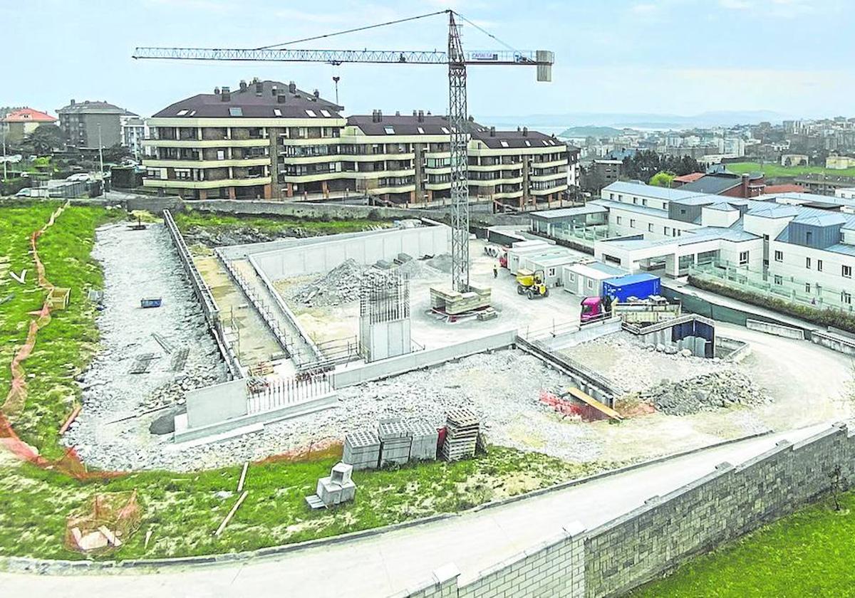 Vista panorámica de la cara norte del centro Padre Menni, donde se está construyendo un área recreativa de 5.000 metros.