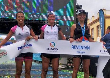 Imagen secundaria 1 - Azara García de los Salmones, en el centro del podio femenino; y Borja Fernández, a la izquierda, en el podio femenino