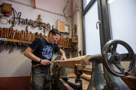 DLujo entra en el taller de Torrelavega de Leandro Postigo, uno de los pocos torneros que quedan en España