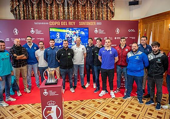 Los entrenadores y jugadores de los ocho equipos que disputarán la fase final de la Copa del Rey posan junto al trofeo tras el sorteo.