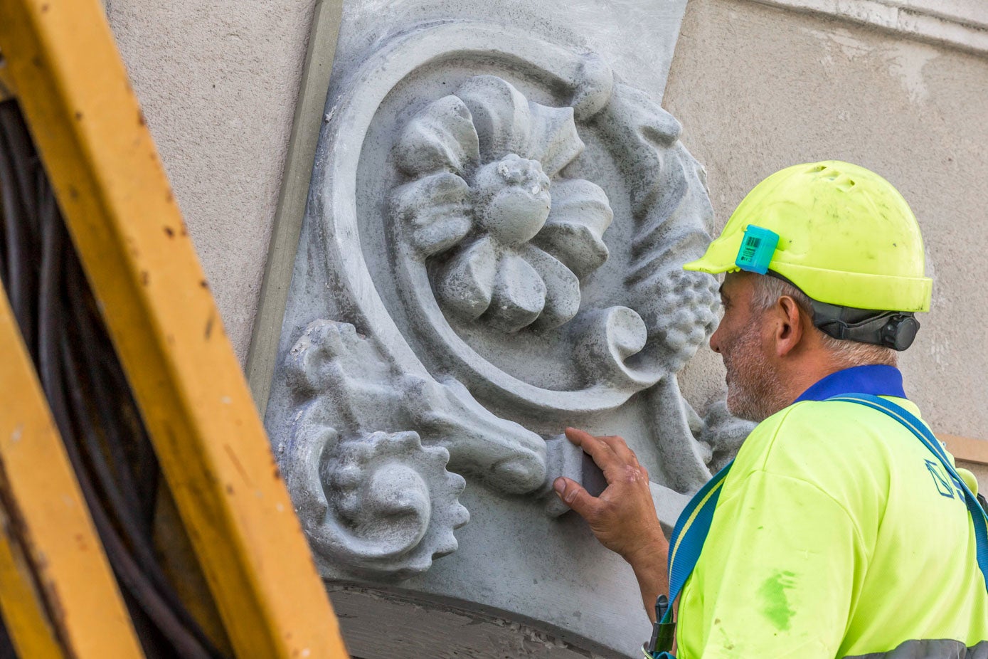 Detalle de una de las molduras sobre los arcos del edificio. 