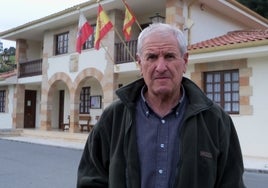 Francisco Linares frente al Ayuntamiento de Herrerías.