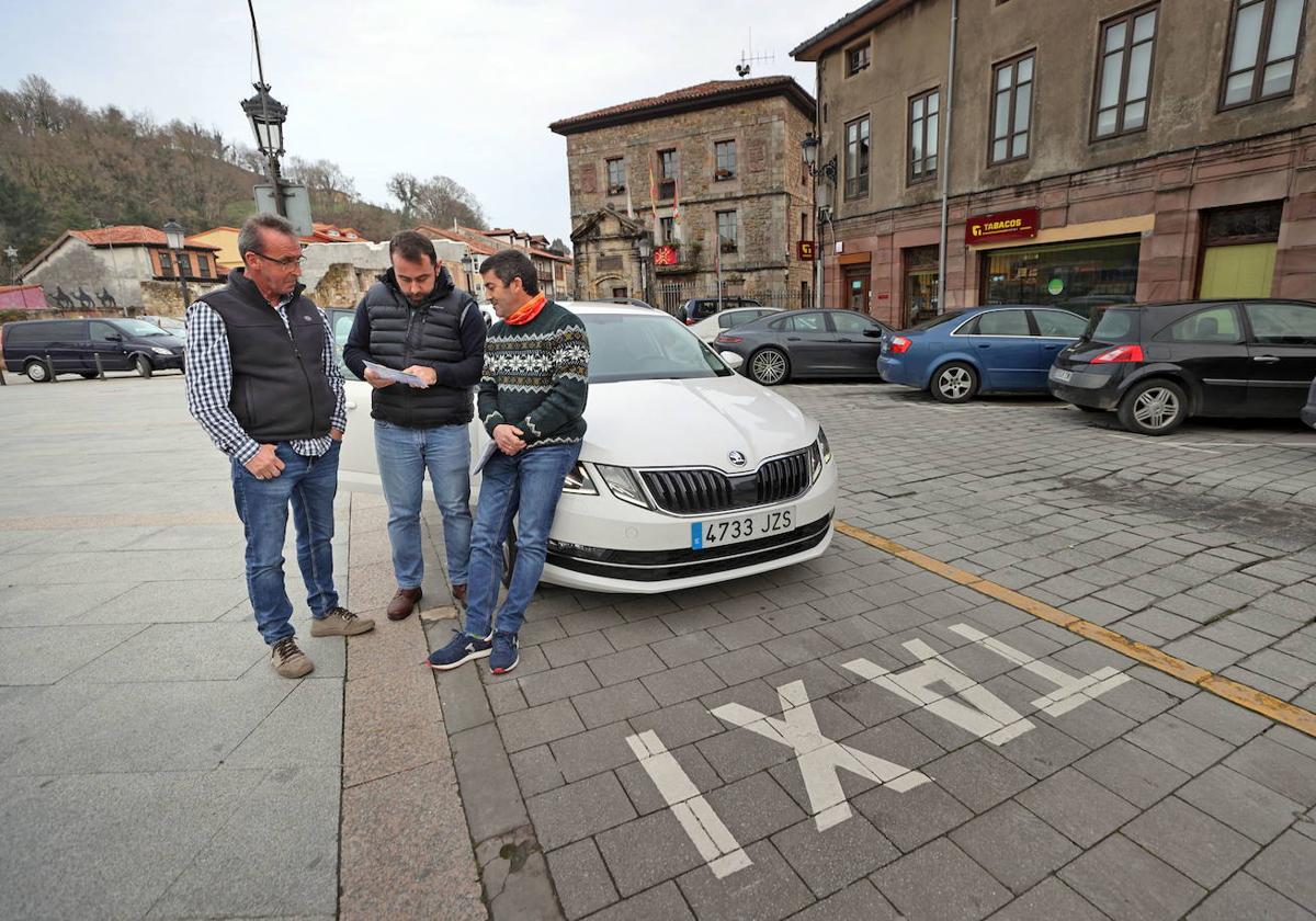 David Gómez Pérez, primero por la izquierda, primer afectado por la nueva decisión de Transportes.