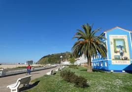 Un ciclista circula por el Paseo Marítimo junto a las Casas Amarillas.