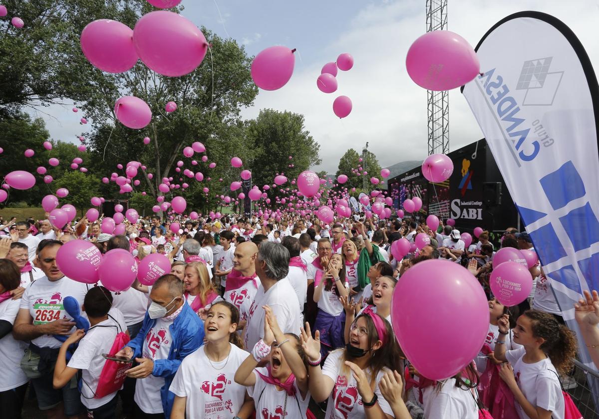 La marcha en favor de la lucha contra el cáncer en Los Corrales de Buelna, en la edición del pasado año.