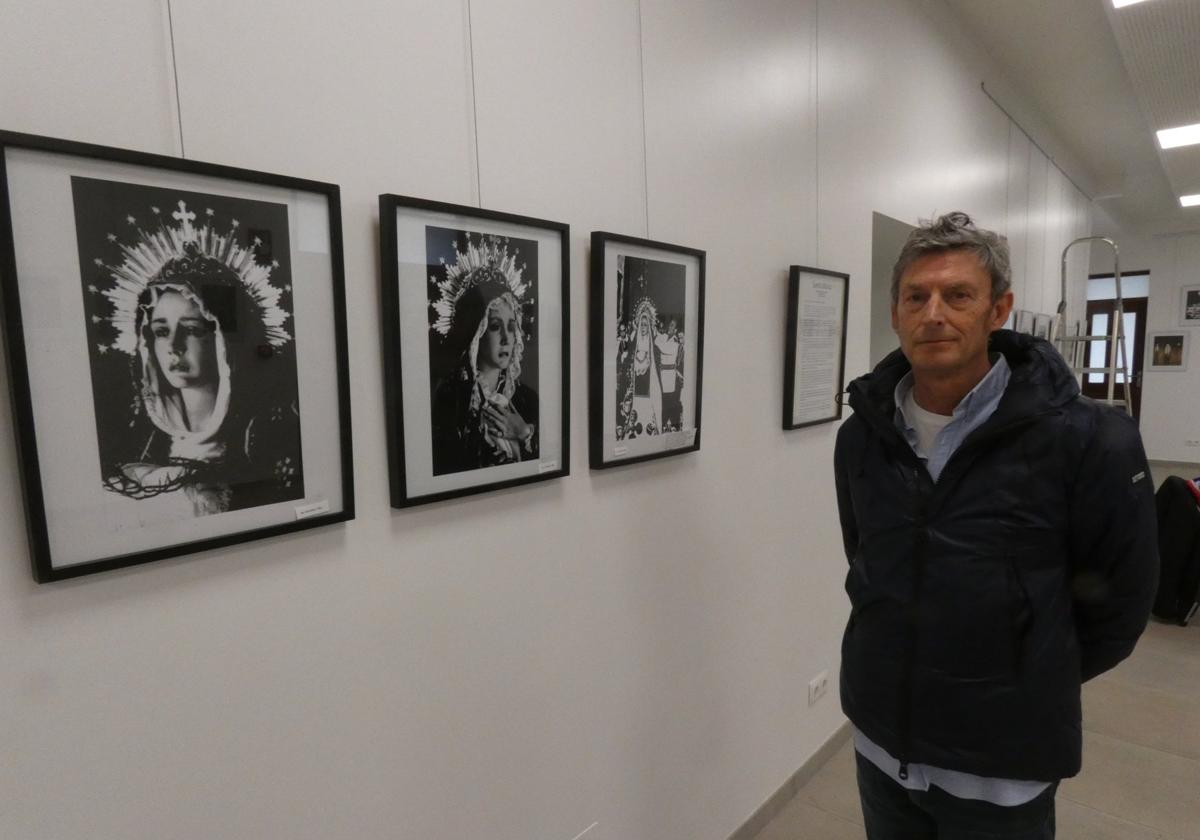 Fernando Baylet ante algunas de las imágenes de su colección que conforman la muestra.