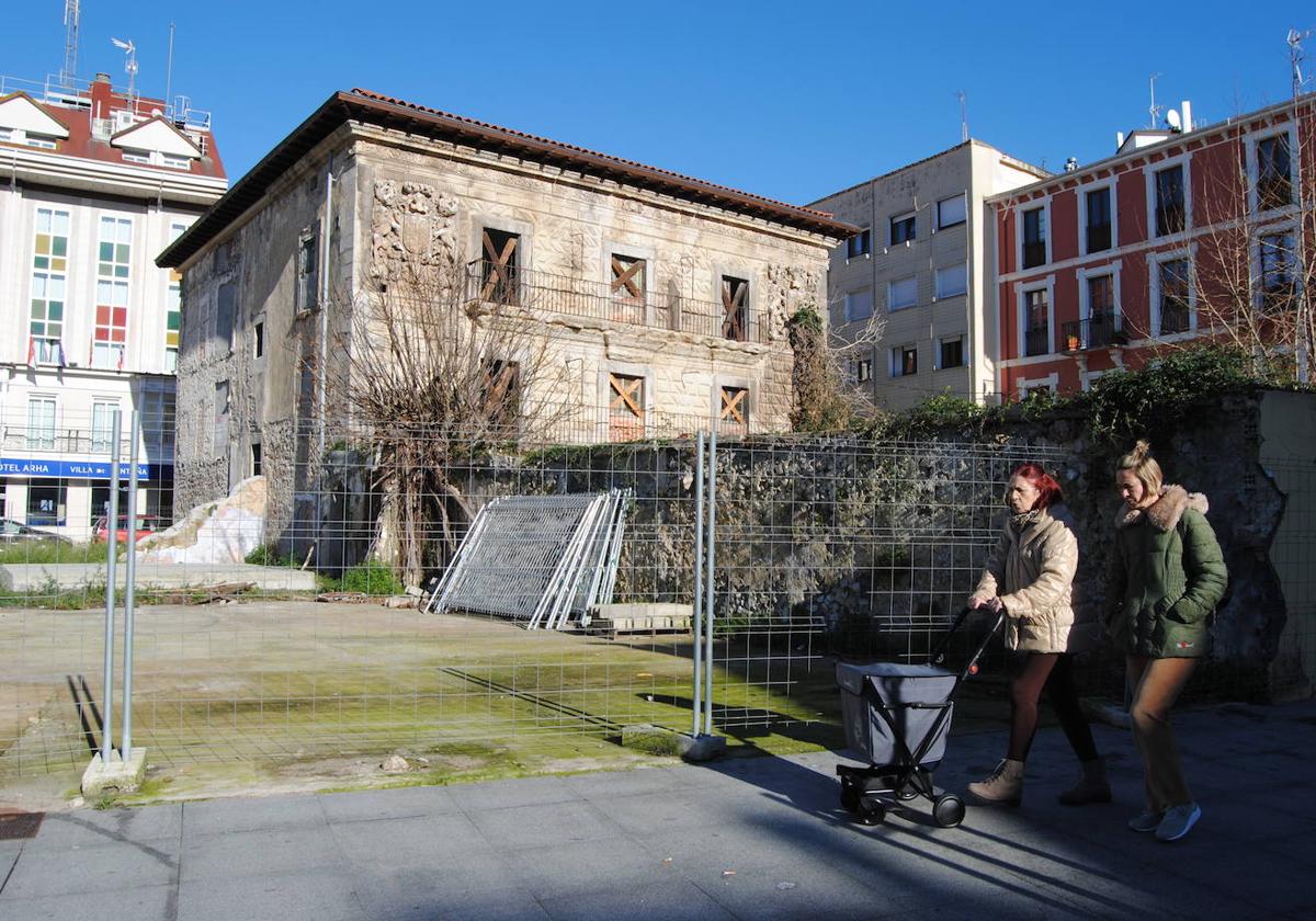 La actuación contempla restaurar la fachada principal del edificio.