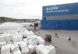 Las instalaciones de la empresa cántabra han vuelto a la actividad condicionada por los efectos del prolongado paro.