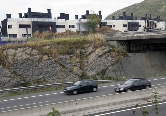 Imagen de los chalés que deben ser derribados por estar construidos sobre suelo de protección y servidumbre de carreteras.