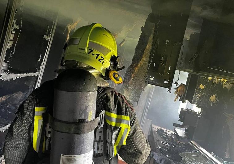 La actuación de los bomberos no puedo evitar que la casa prefabricada acabase calcinada.