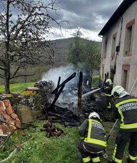 Imagen secundaria 2 - Dos momentos de la extinción del fuego en el cobertizo de San Vitores