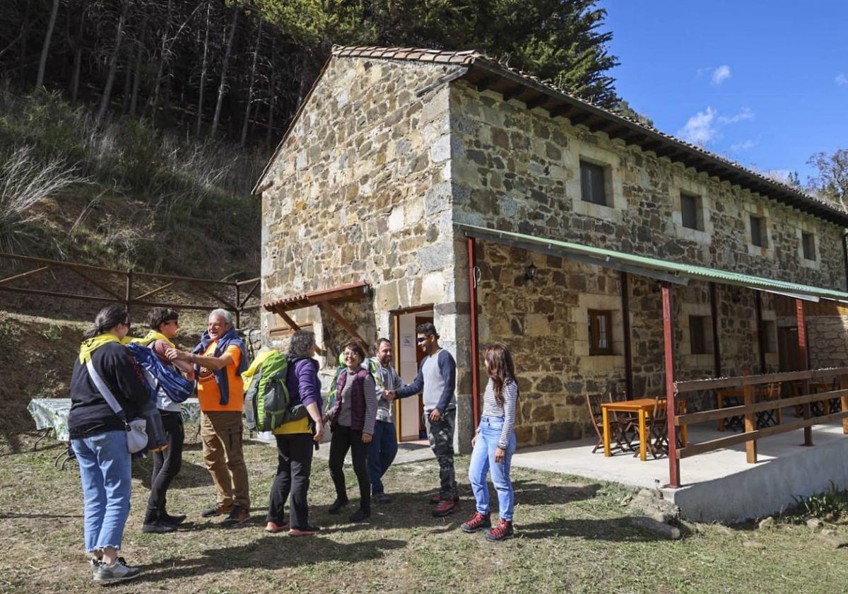 El albergue de Santo Toribio de Liébana abrió ayer sus puertas por primera vez desde el anterior Año Jubilar y recibió al primer grupo de peregrinos. Fotografías: