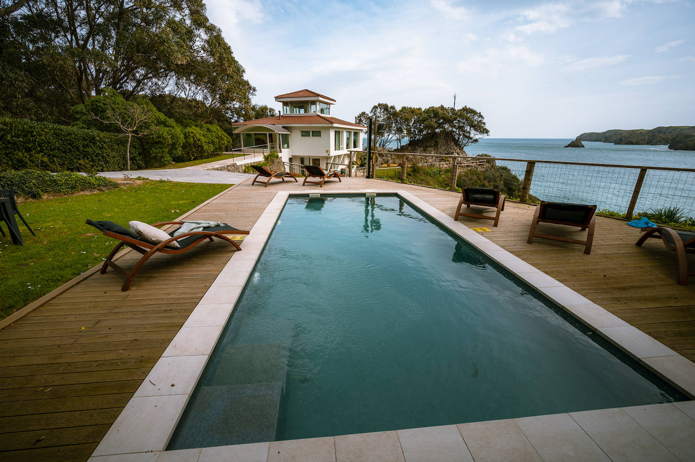 Vista de la casa desde la piscina.