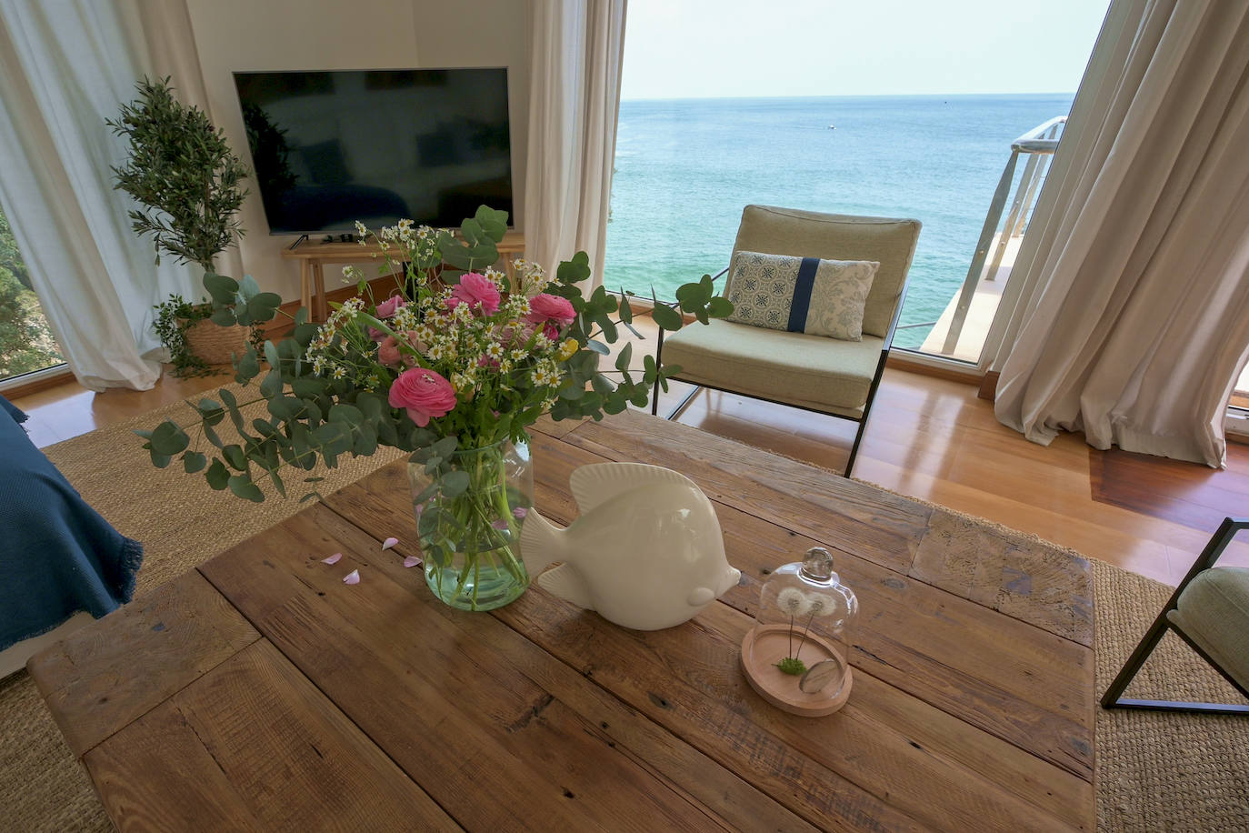 Mesa del comedor de la primera planta, con flores de Roberto Harvest.