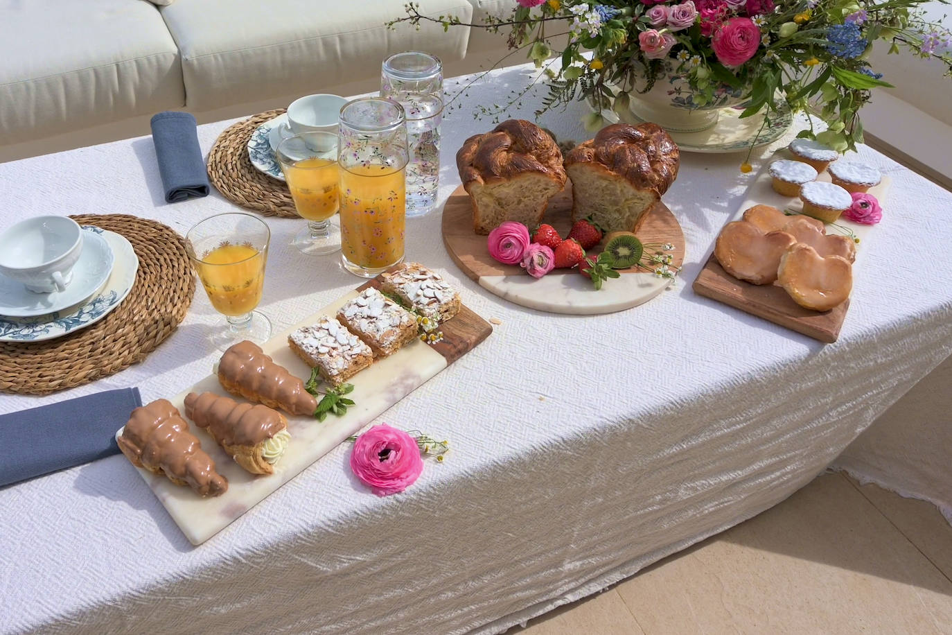 En 'La Península ', el desayuno lo sirve la confitería 'Las Hijas de Pedro', con flores de Roberto Harvest.