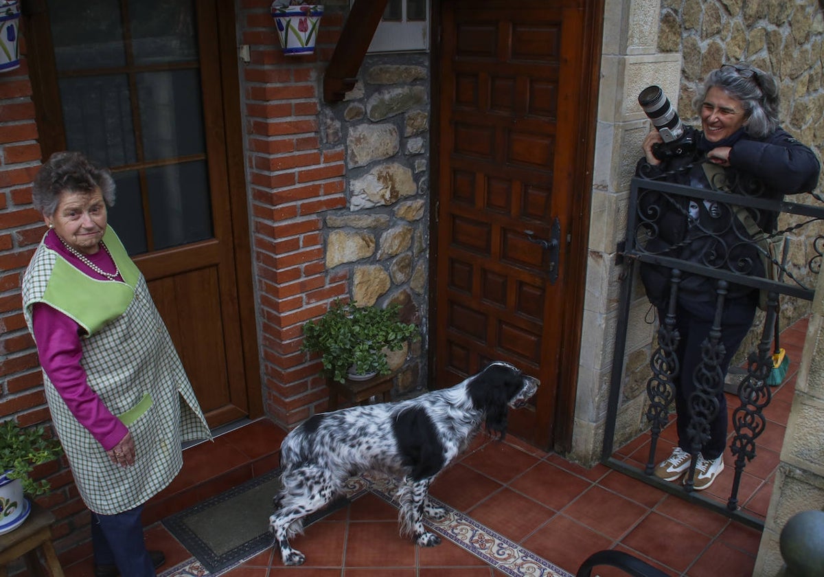 Mari en el porche de su casa junto al perro de su sobrina en el momento en el que Pilar Otí se acerca a hacerles una fotografía.