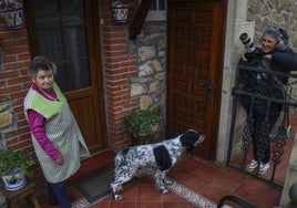 Mari en el porche de su casa junto al perro de su sobrina en el momento en el que Pilar Otí se acerca a hacerles una fotografía.