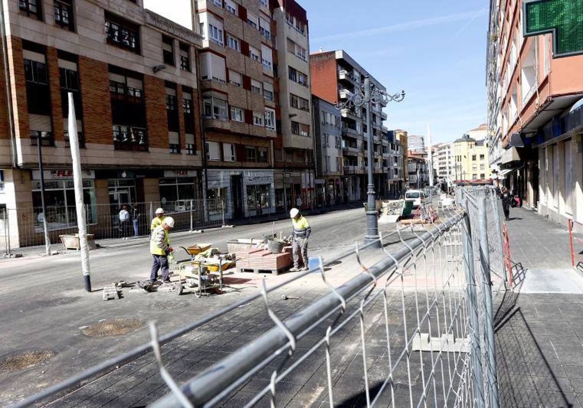 Operarios trabajan en la calle Julián Ceballos, este mes, en Torrelavega.