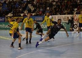 Omar Sherif lanza a la portería del Bidasoa Irún en el partido de La Albericia.