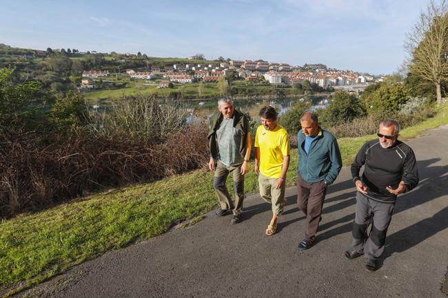 José Mari Ortega, José Manuel López y Jesús Blanco pasean por San Vicente de la Barquera junto con otro compañero antes de comenzar la primera etapa.