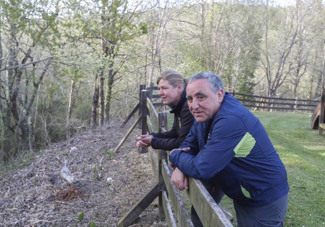 José Moreira, de Portugal, posa junto a su pareja frente al río Nansa.