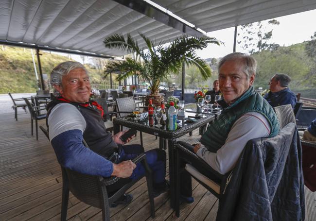 Prudencio Izquierdo y Antonio Asensio, en la terraza del Hotel Casona del Nansa, en Bielva.