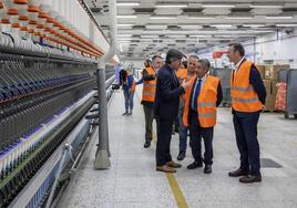 El presidente de Textil Santanderina, Juan Parés, conversa con Miguel Ángel Revilla, presidente de Cantabria, y Guillermo Blanco, consejero de Desarrollo Rural, Ganadería, Pesca, Alimentación y Medio Ambiente.