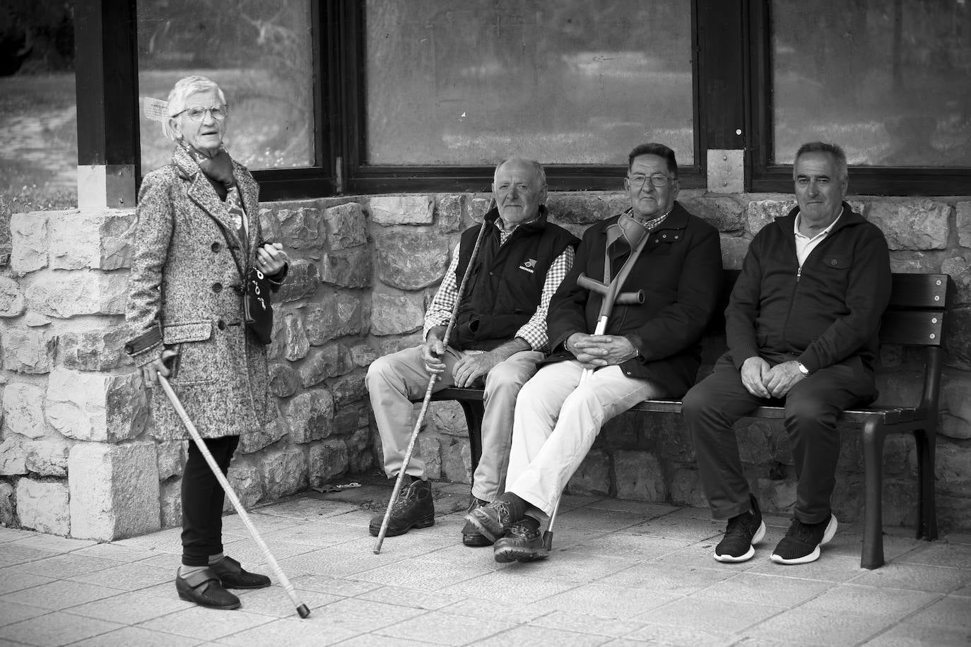 Un grupo de paisanos charla en la marquesina donde se reúnen habitualmente.