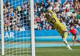 Jokin Ezkieta se estira para tratar de repeler el segundo gol que encajó el Racing, pero el zapatazo de Bermejo era prácticamente imparable.