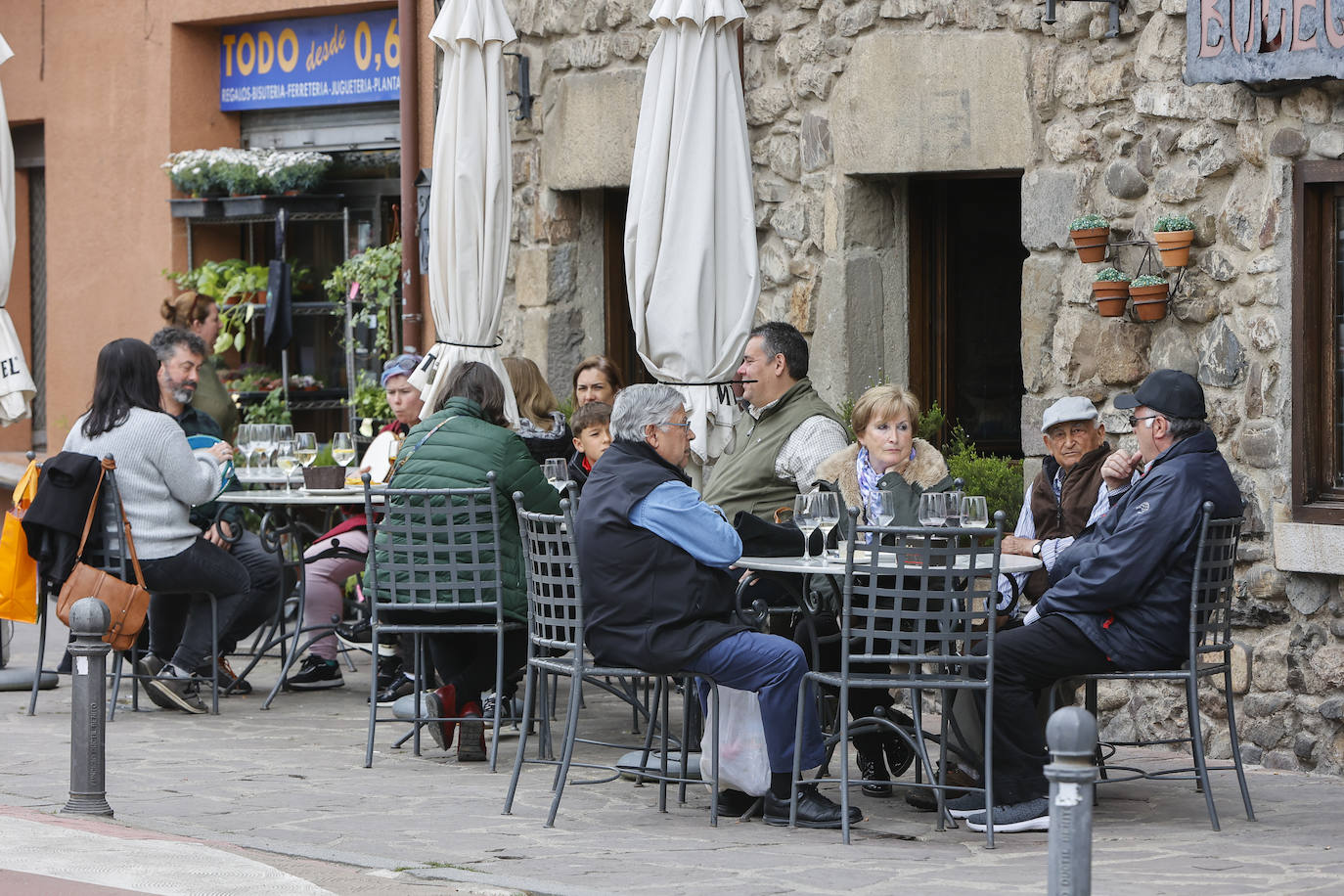 Muchos grupos de amigos se reunieron para tomar un aperitivo. 