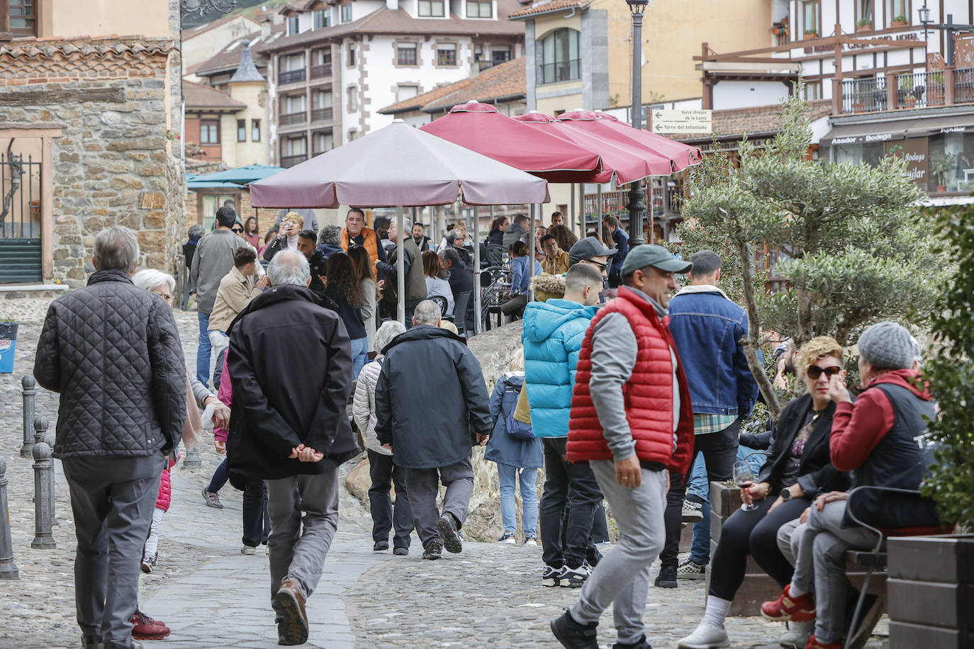 Los visitantes disfrutaron de la buena temperatura por las calles de la villa. 