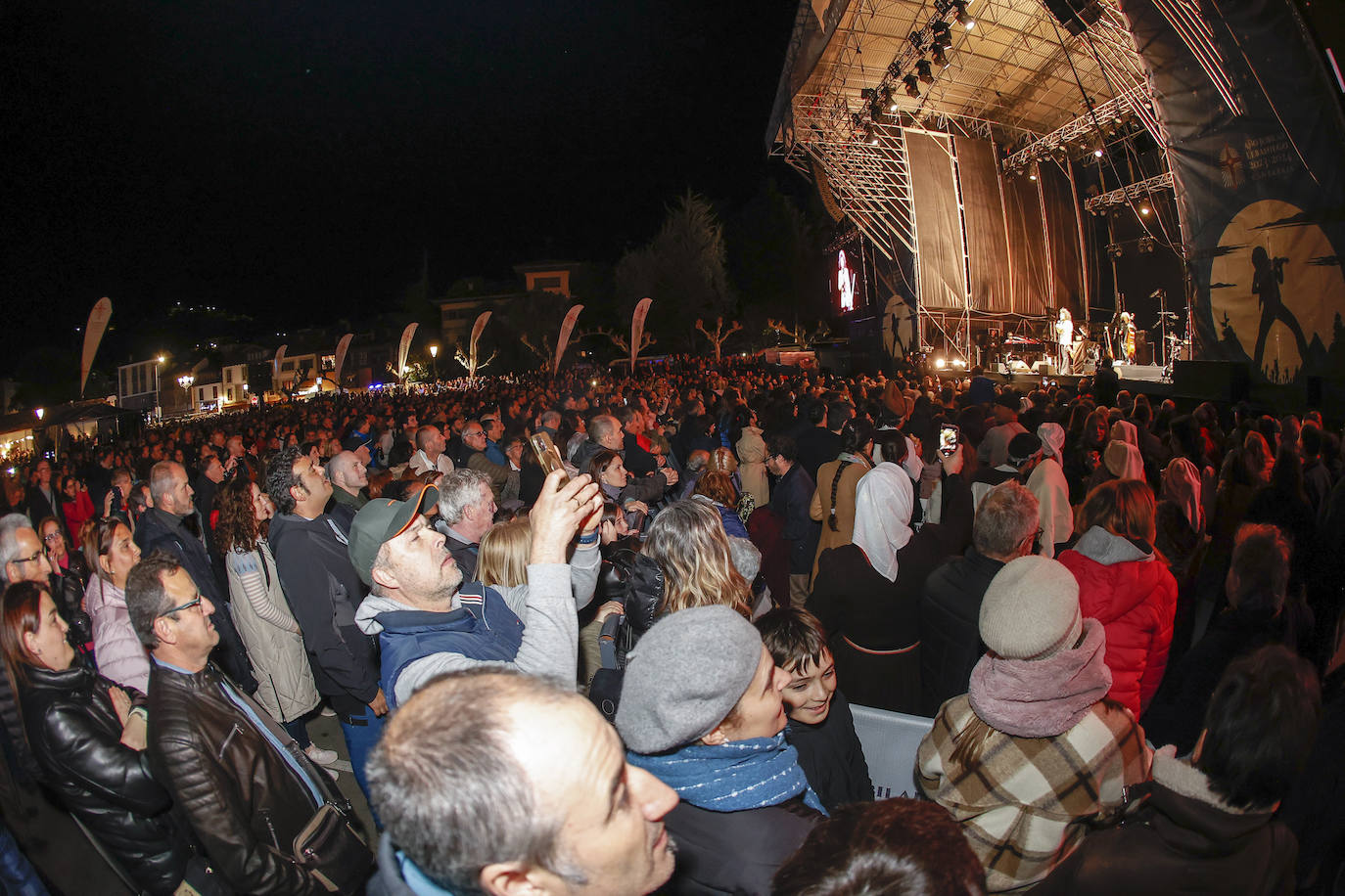 Malikian saltó y bromeó conlos 6.000 espectadores del concierto de anoche en la Plaza de La Serna de Potes