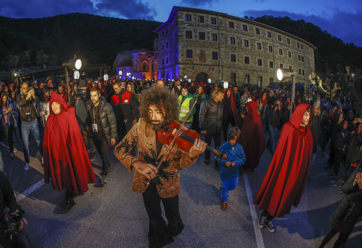 50 minutos de caminata en la que su violín solo dejó de sonar tres veces. Y tres veces muy cortas. El tiempo que duraban los aplausos de las personas que bajaban del monasterio casi a oscuras y viendo de lejos las luces de los pueblos como si fuera un nacimiento de Navidad