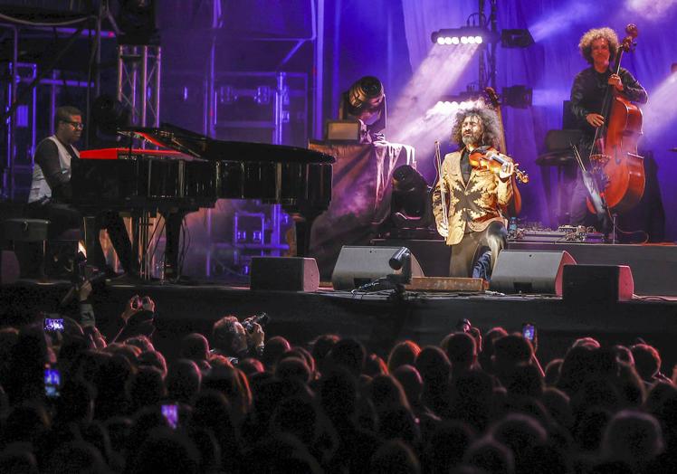 Malikian saltó y bromeó conlos 6.000 espectadores del concierto de anoche en la Plaza de La Serna de Potes.