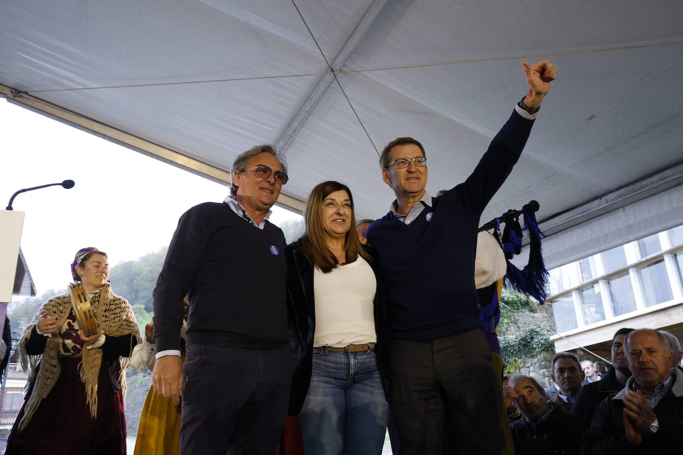 Juán Carlos García, alcalde de Vega de Pas, junto a María José Sáenz de Buruaga y Alberto Núñez Feijóo