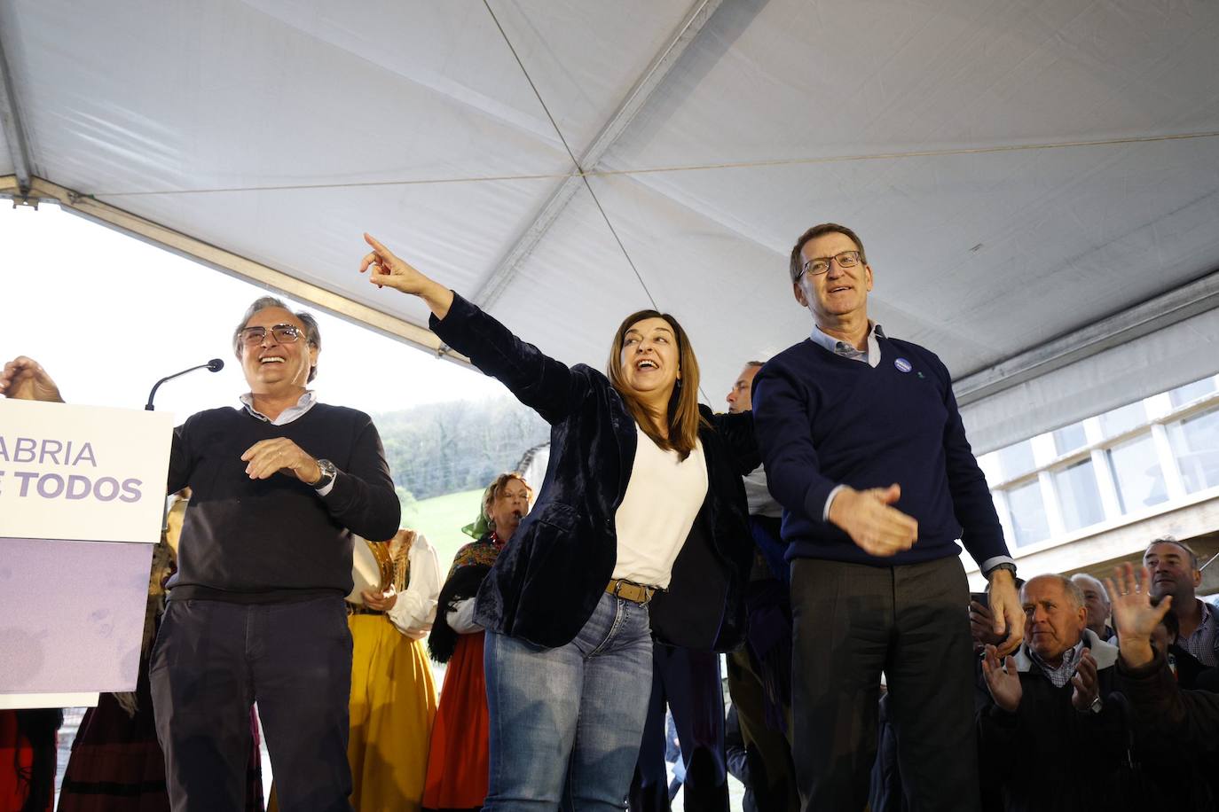 Juán Carlos García, alcalde de Vega de Pas, junto a María José Sáenz de Buruaga y Alberto Núñez Feijóo