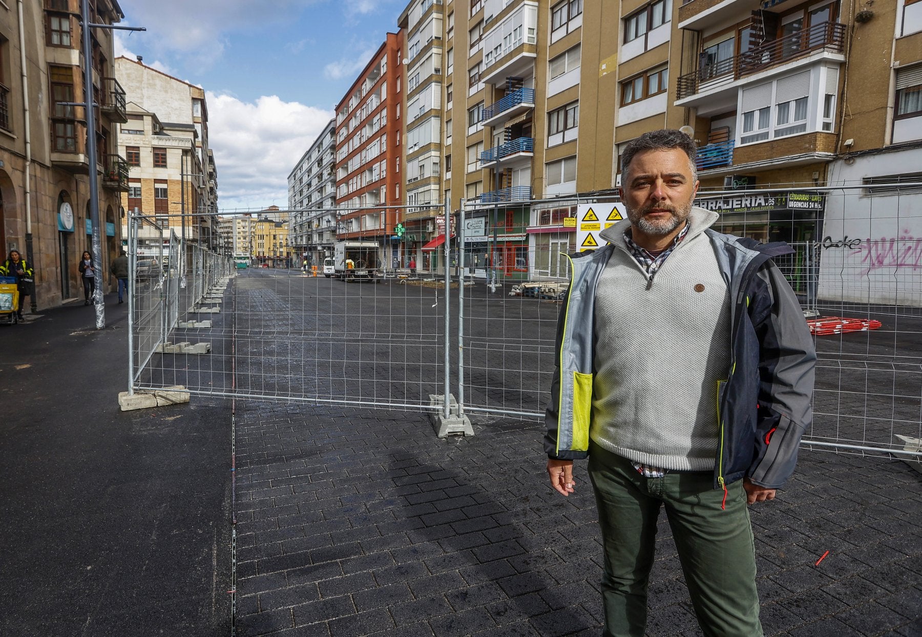 El portavoz de la Mesa de Movilidad del Besaya, Sergio Peña, en la calle Julián Ceballos de Torrelavega.