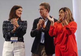 Gema Igual, Alberto Núñez Feijóo y María José Sáenz de Buruaga, en el congreso regional del PP, el pasado octubre.