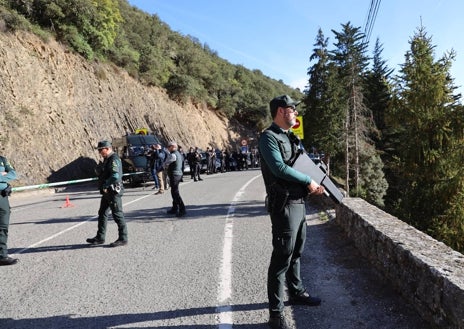 Imagen secundaria 1 - Arriba, un efectivo, fuertemente armado, durante el desarrollo del acto religioso. Abajo, una agente atiende a los peregrinos en las inmediaciones del monasterio