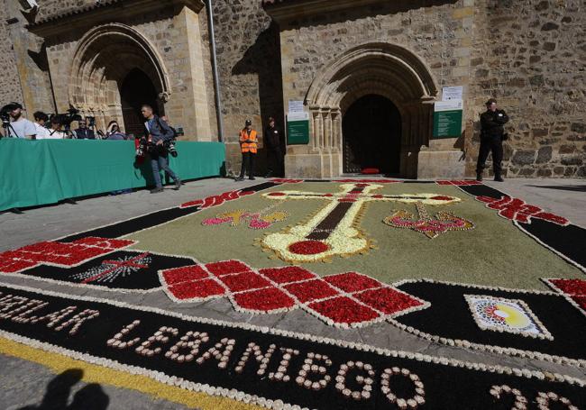 La ofrenda floral de la Asociación de Alfombristas do Corpus Christi de Ponteareas.